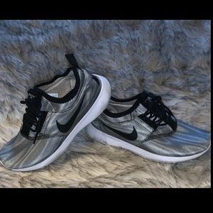 ❤️❤️❤️ Womens Nikes size US 7